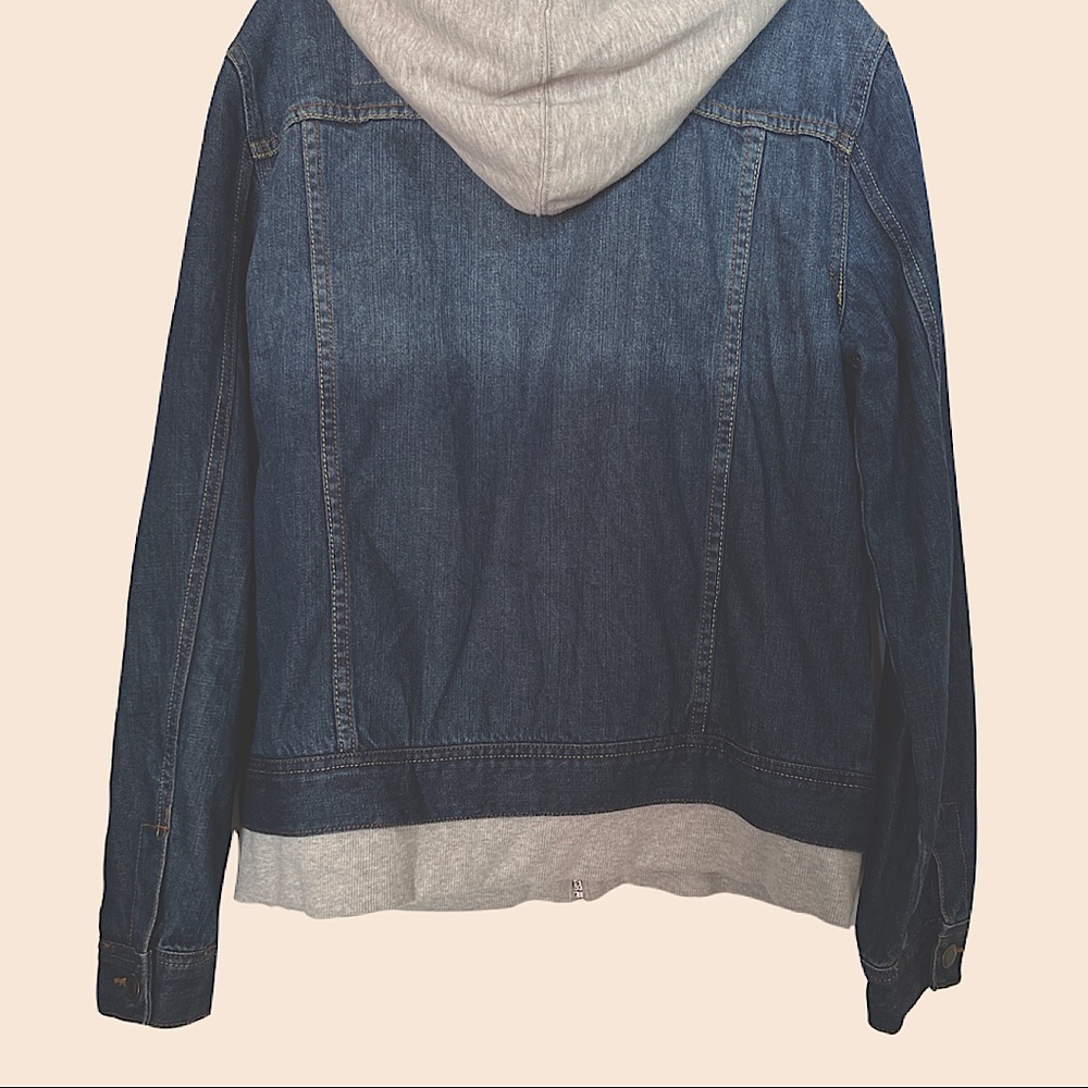 American Rag size Medium Denim jacket.‎